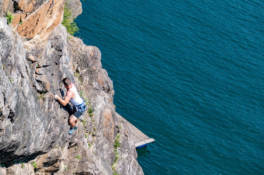 Millstätter See - Hier klettert man von Plattformen im Wasser aus. Ein cooles Erlebnis. Der Zugang erfolgt von oben von der Bundesstraße aus. In diesem Sinne: Viel Spaß am Millstätter See. - © alpintreff.de / christian Schön