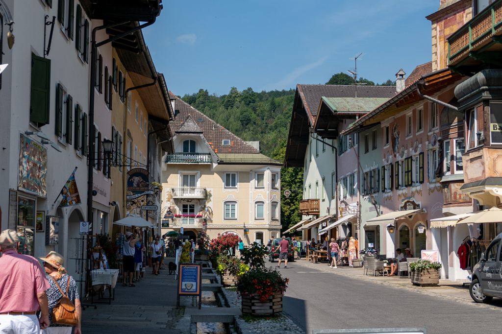 Mittenwald - Hochstraße - In der Hochstraße beginnt die historische Altstadt. - © alpintreff.de / christian Schön Mittenwald - Hochstraße - In der Hochstraße beginnt die historische Altstadt. - © alpintreff.de / christian Schön