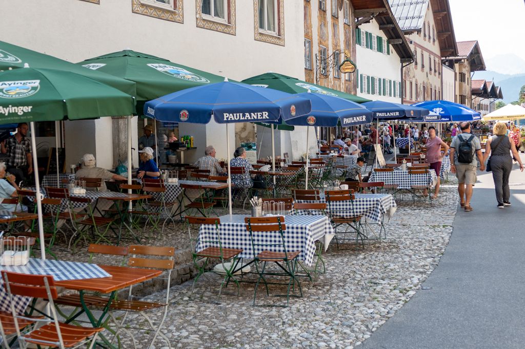 Mittenwald - Obermarkt - Am Obermarkt - links ab von der Hochstraße ist dann eine Fußgängerzone. - © alpintreff.de / christian Schön