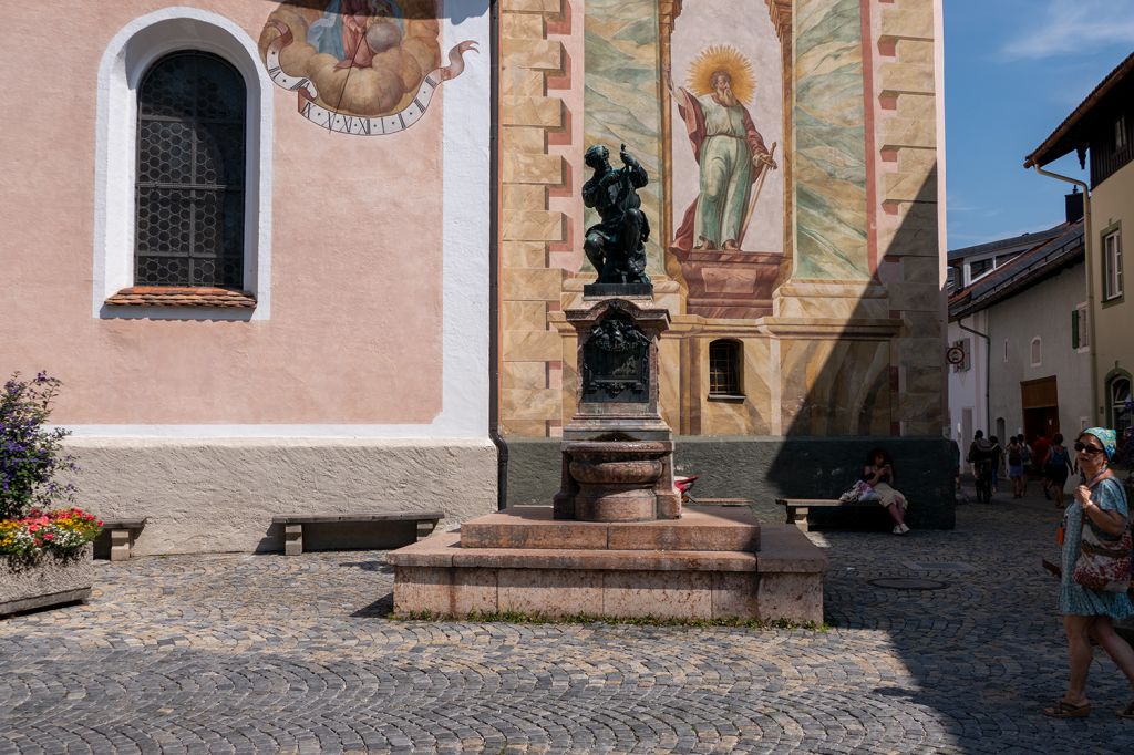 Mittenwald - Brunnen vor der Pfarrkirche - © alpintreff.de / christian Schön