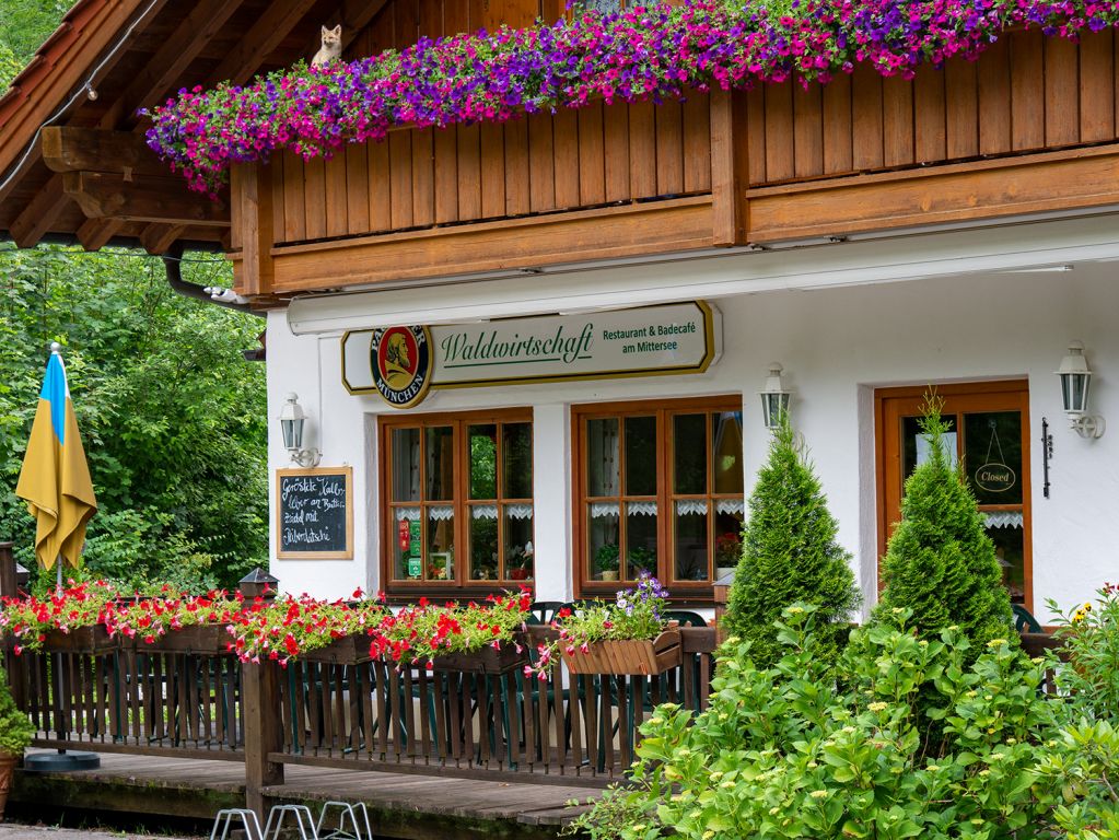 Waldwirtschaft am Mittersee - In der urigen Waldwirtschaft kann man gut einkehren. Sowohl vor als auch nach der Wanderung. Wenn man nicht gerade wie wir den Ruhetag erwischt. - © alpintreff.de / christian Schön Waldwirtschaft am Mittersee - In der urigen Waldwirtschaft kann man gut einkehren. Sowohl vor als auch nach der Wanderung. Wenn man nicht gerade wie wir den Ruhetag erwischt. - © alpintreff.de / christian Schön