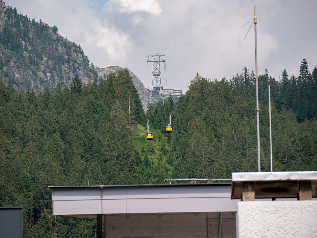 Nebelhornbahn von 1977 - Blick über die Talstation bis hinauf zur Mittelstation Höfatsblick. Bis 1991 war dort Schluss mit der Bahn. Erst seit 1991 verbindet die Gipfelbahn die Station Höfatsblick mit dem höchsten Punkt. - © alpintreff.de / christian Schön Nebelhornbahn von 1977 - Blick über die Talstation bis hinauf zur Mittelstation Höfatsblick. Bis 1991 war dort Schluss mit der Bahn. Erst seit 1991 verbindet die Gipfelbahn die Station Höfatsblick mit dem höchsten Punkt. - © alpintreff.de / christian Schön