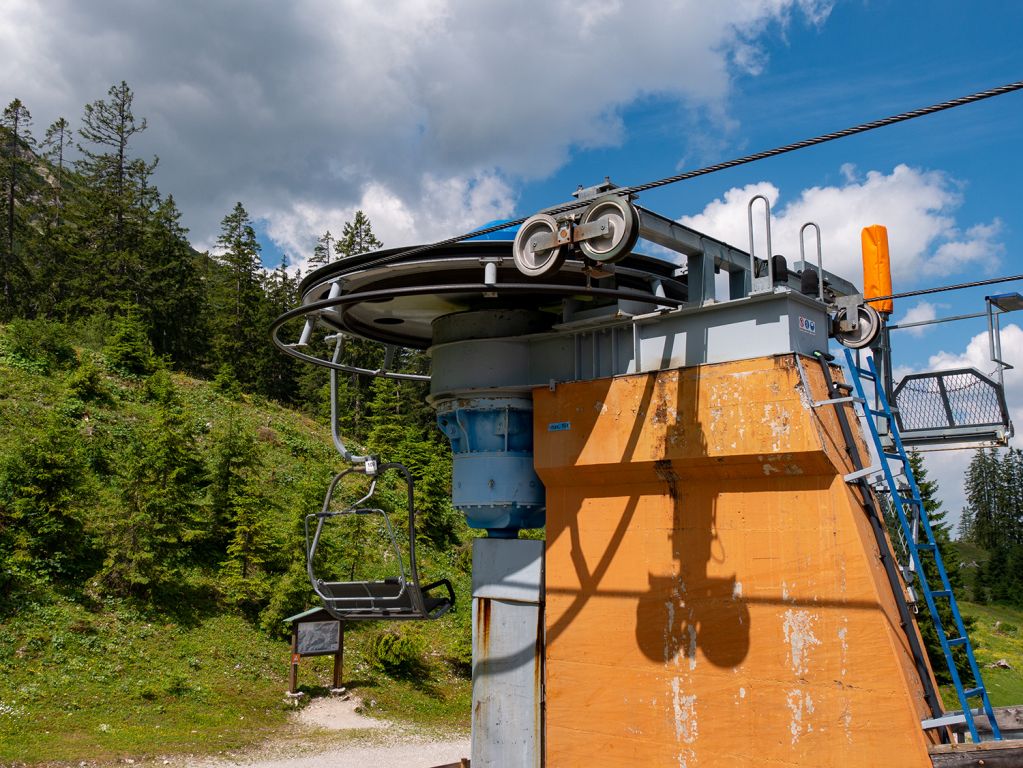 Antriebsstation Krinnenalpe - Eine Schönheit ist die Antriebsstation der Krinenalpe-Bahn derzeit nicht. - © alpintreff.de / christian schön