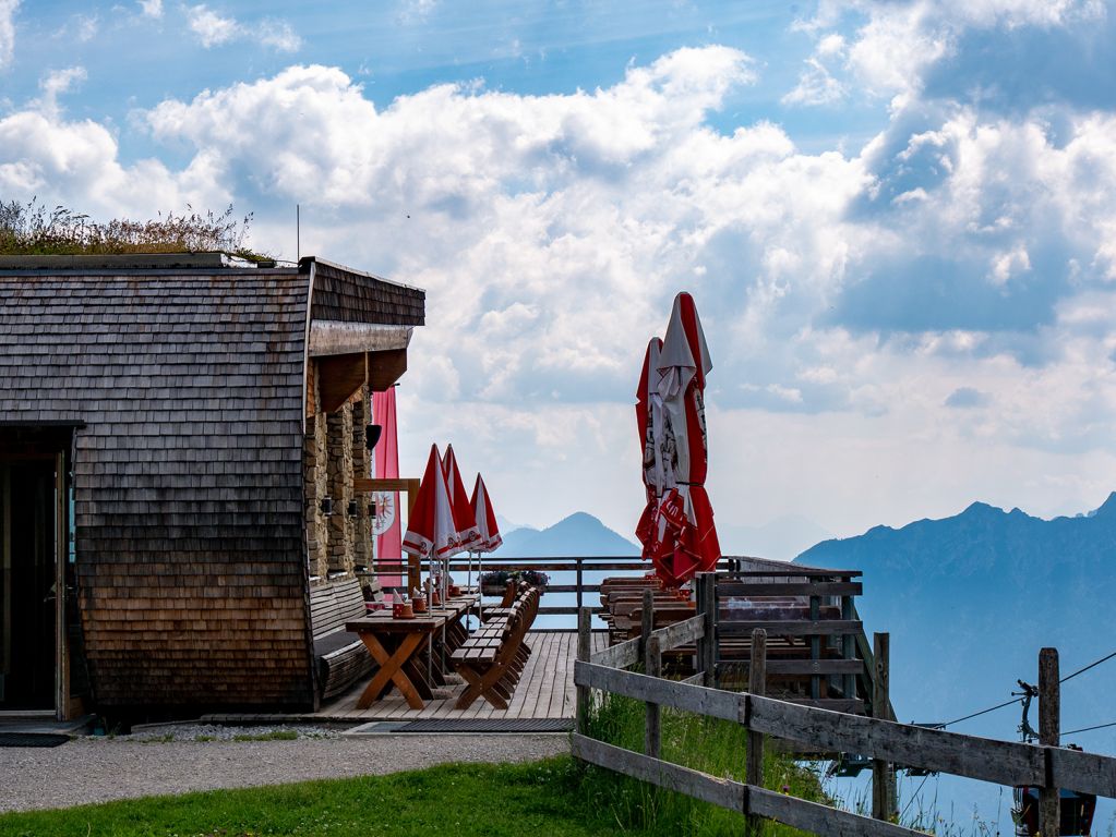 Panoramarestaurant Hahnenkamm - Von der Terrasse hat man einen tollen Blick über Reutte bis hin zur Zugspitze. An unserem Besuchstag war es aber so diesig, dass davon auf den Fotos nicht viel zu sehen ist. - © alpintreff.de / christian schön