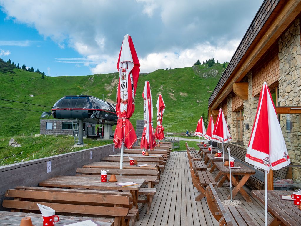 Panoramarestaurant Hahnenkamm - Das Panoramarestaurant Hahnenkamm liegt direkt neben der Bergstation der Seilbahn. - © alpintreff.de / christian schön Panoramarestaurant Hahnenkamm - Das Panoramarestaurant Hahnenkamm liegt direkt neben der Bergstation der Seilbahn. - © alpintreff.de / christian schön