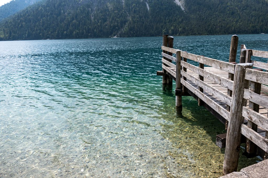 Plansee - Anleger - Je nach Sonneneinfall spiegelt das Wasser ein wunderschönes türkis. - © alpintreff.de / christian Schön Plansee - Anleger - Je nach Sonneneinfall spiegelt das Wasser ein wunderschönes türkis. - © alpintreff.de / christian Schön