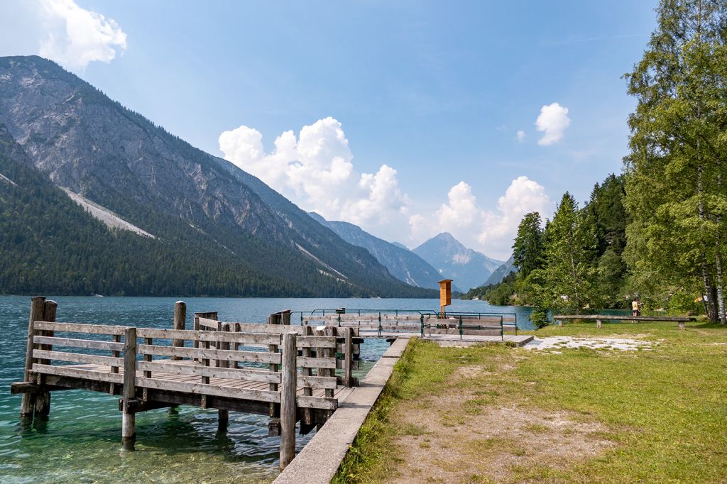 Plansee - Mit Schiffsverkehr - Vom Ammerwald kommend, taucht der Plansee irgendwann beinahe aus dem Nichts auf. Am östlichen Ende gibt es direkt einen Anleger für den Bootsverkehr. - © alpintreff.de / christian Schön Plansee - Mit Schiffsverkehr - Vom Ammerwald kommend, taucht der Plansee irgendwann beinahe aus dem Nichts auf. Am östlichen Ende gibt es direkt einen Anleger für den Bootsverkehr. - © alpintreff.de / christian Schön