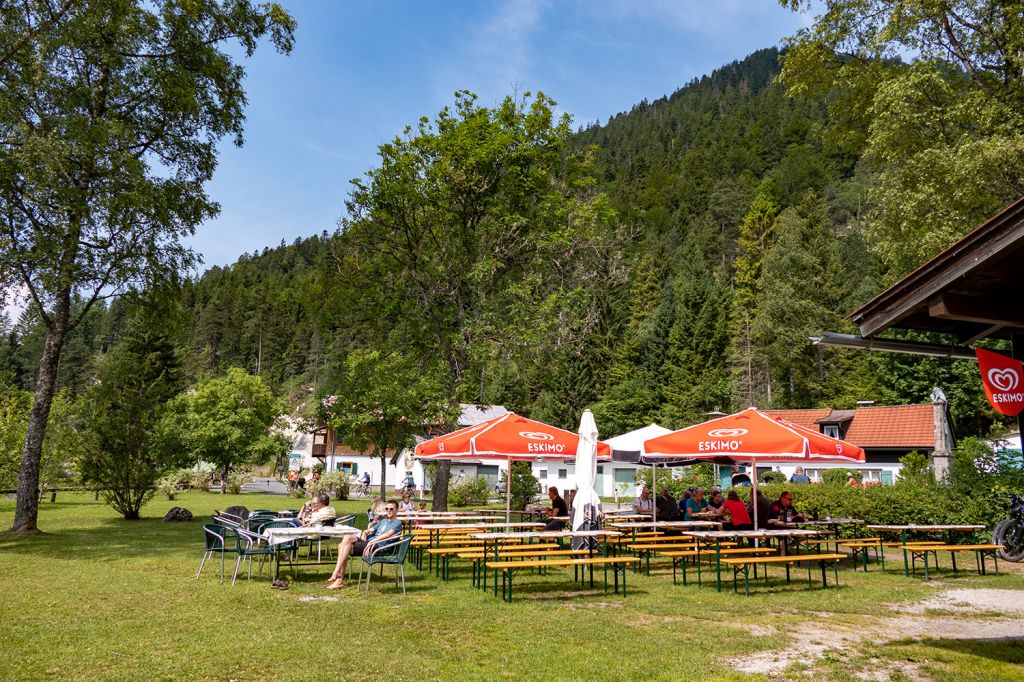 Plansee - Kiosk Strandbuffet - Das Kiosk direkt am Plansee ist bei Badegästen - vor allem aber auch bei Bikern extrem beliebt. - © alpintreff.de / christian Schön