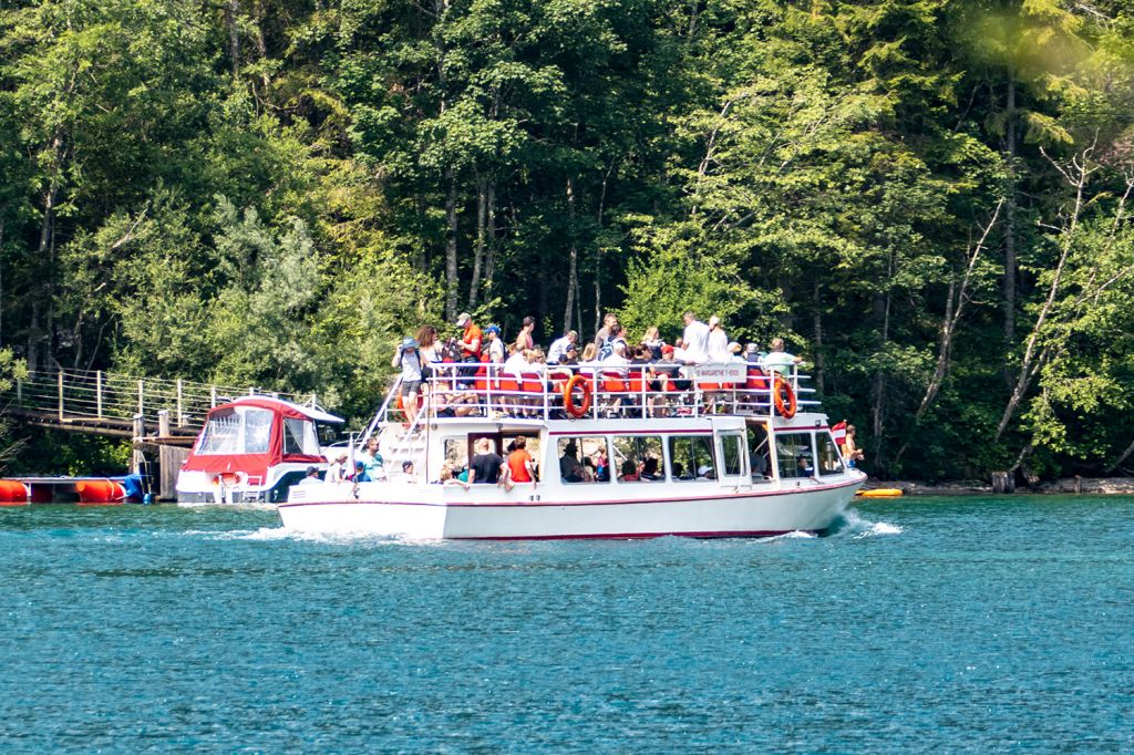 Plansee - Schifffahrt - Das auf dem Plansee verkehrende Boot ist zwar klein, aber durchaus beliebt. Wir haben es an der anderen Seite des Sees - der Seespitze erwischt. - © alpintreff.de / christian Schön