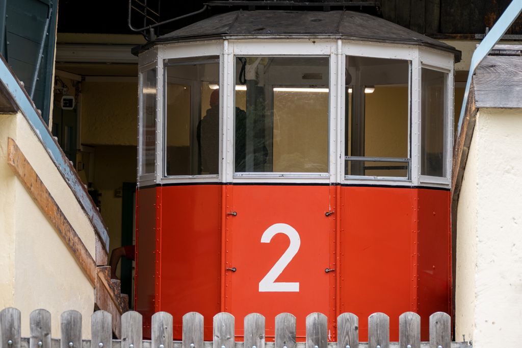 Predigtstuhlbahn Bad Reichenhall - So fährt sie seit mittlerweile über 90 Jahren. Gleiche Kabine, gleiche Farbe. - © alpintreff.de / christian Schön Predigtstuhlbahn Bad Reichenhall - So fährt sie seit mittlerweile über 90 Jahren. Gleiche Kabine, gleiche Farbe. - © alpintreff.de / christian Schön