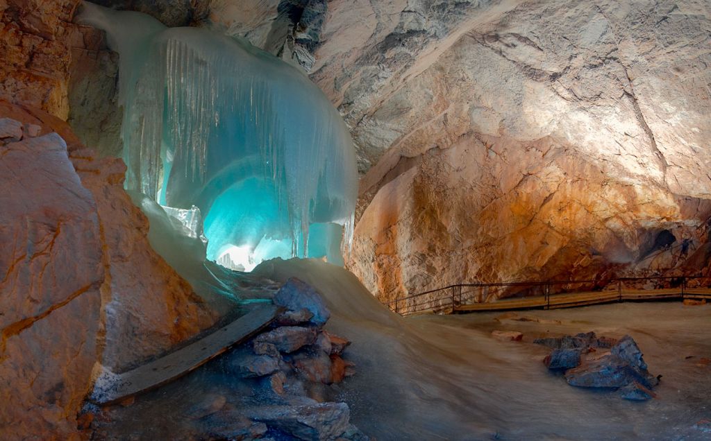 Eisriesenwelt - Friggas Schleier heißt dieses natürliche Kunstwerk. Pro Jahr besuchen circa 150.000 Menschen den befestigten Teil der Höhle. - © eisriesenwelt.at Eisriesenwelt - Friggas Schleier heißt dieses natürliche Kunstwerk. Pro Jahr besuchen circa 150.000 Menschen den befestigten Teil der Höhle. - © eisriesenwelt.at