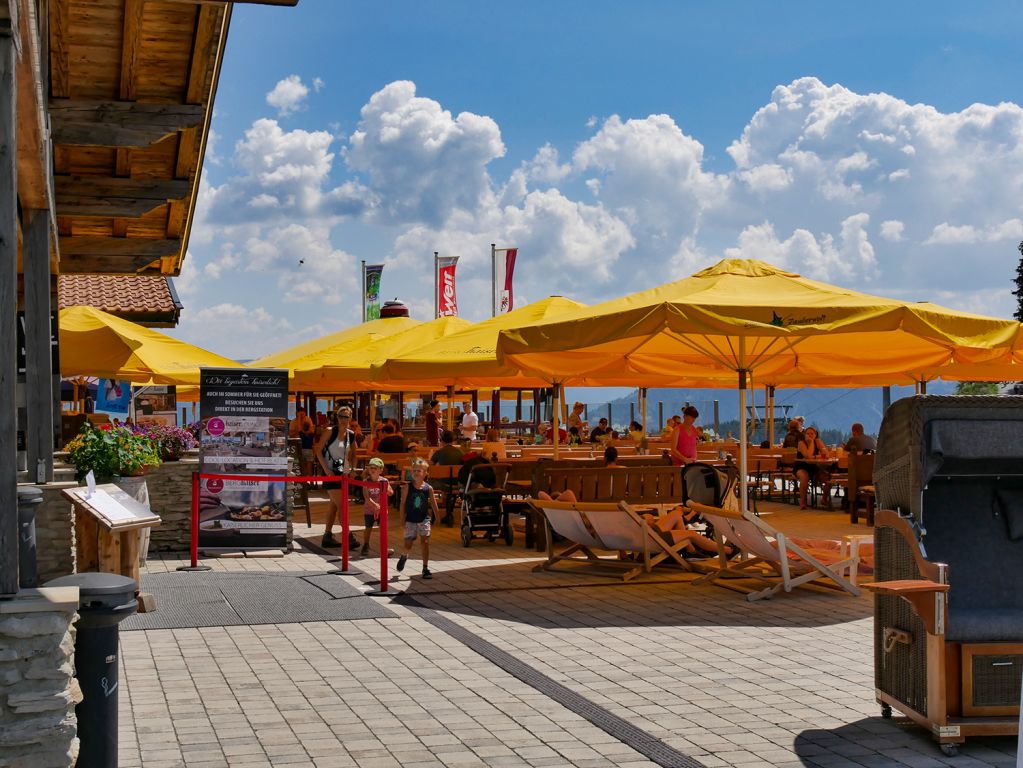 Essen und Trinken im Bergkaiser - Essen und Trinken wollen wir natürlich auch nicht vergessen: Das geht im Restaurang Bergkaiser direkt an der Bergstation. - © alpintreff.de / christian schön