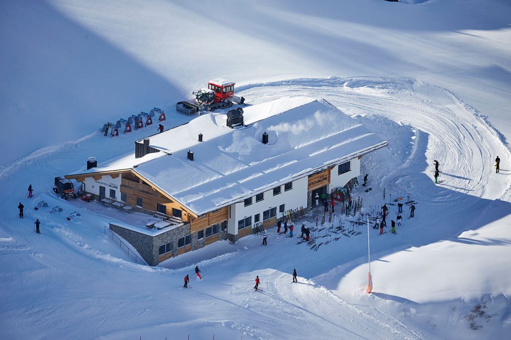 Gampenalpe - Bergrestaurant in Ischgl - Von außen kann man nicht so direkt auf das durchgestylte Innere der Gampenalpe schließen. - © TVB Paznaun - Ischgl Gampenalpe - Bergrestaurant in Ischgl - Von außen kann man nicht so direkt auf das durchgestylte Innere der Gampenalpe schließen. - © TVB Paznaun - Ischgl