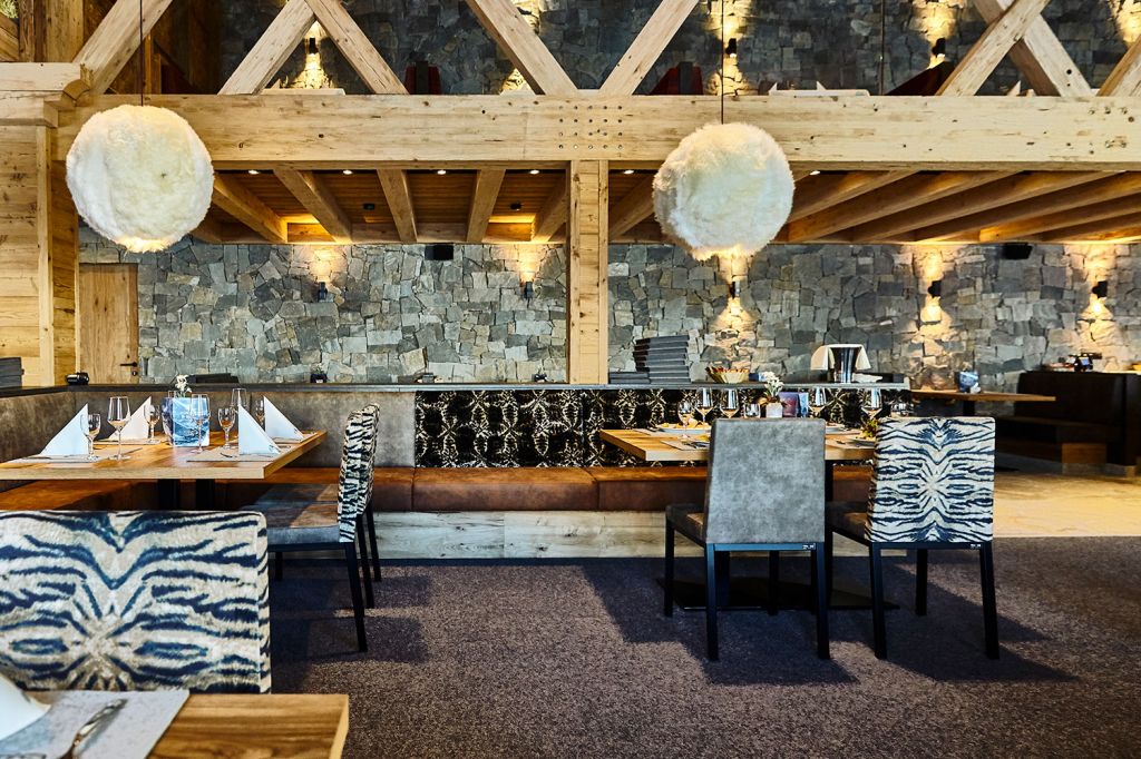 Gampenalpe - Bergrestaurant in Ischgl - In der Gampenalpe kann man sich etwas Ruhe gönnen. Und auch lecker essen. Das Bedienungsrestaurant bietet innen Platz für etwa 100 Gäste. - © TVB Paznaun - Ischgl Gampenalpe - Bergrestaurant in Ischgl - In der Gampenalpe kann man sich etwas Ruhe gönnen. Und auch lecker essen. Das Bedienungsrestaurant bietet innen Platz für etwa 100 Gäste. - © TVB Paznaun - Ischgl