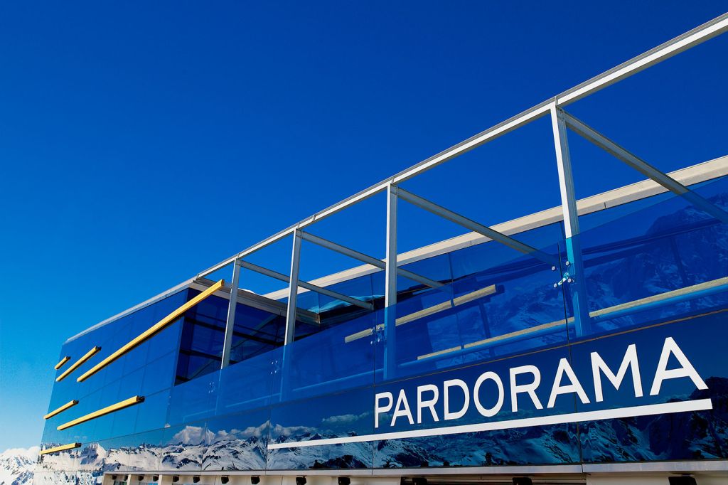Restaurant und Zentrum Pardorama - Ischgl - Das Pardorama in Ischgl nur als Restaurant zu bezeichnen, wäre sicherlich humbug. Es ist in jedem Fall deutlich mehr. Zusätzlich ist es einer der größten Knotenpunkte im Gebiet: Die Bergstationen von 3S Pardatschgrat A2, Velilleckbahn F1, Gratbahn B8 und der Pardoramabahn F2. - © TVB Paznaun - Ischgl Restaurant und Zentrum Pardorama - Ischgl - Das Pardorama in Ischgl nur als Restaurant zu bezeichnen, wäre sicherlich humbug. Es ist in jedem Fall deutlich mehr. Zusätzlich ist es einer der größten Knotenpunkte im Gebiet: Die Bergstationen von 3S Pardatschgrat A2, Velilleckbahn F1, Gratbahn B8 und der Pardoramabahn F2. - © TVB Paznaun - Ischgl