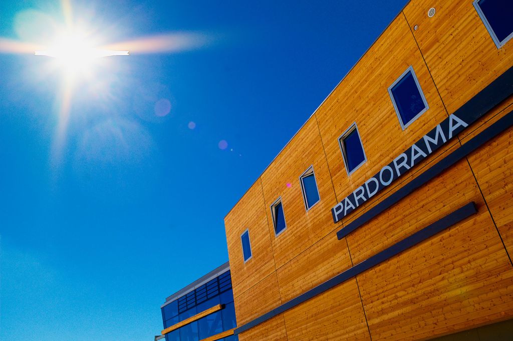 Restaurant und Zentrum Pardorama - Ischgl - Zu den Details: Unten gibt es Selbstbedienung mit bestem Zugang zur Sonnenterrasse. - © TVB Paznaun - Ischgl Restaurant und Zentrum Pardorama - Ischgl - Zu den Details: Unten gibt es Selbstbedienung mit bestem Zugang zur Sonnenterrasse. - © TVB Paznaun - Ischgl