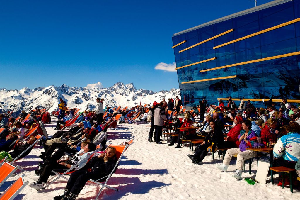 Restaurant und Zentrum Pardorama - Ischgl - Allerdings sind die Holzelemente heute auch etwas verwitterter als auf diesen Fotos hier. - © TVB Paznaun - Ischgl