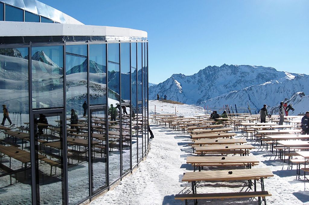 Restaurant Salaas - Samnaun - Ischgl - An schönen Tagen gibt es eine herrliche Aussicht am Restaurant Salaas. Das liegt übrigens direkt an den Talstationen der drei Lifte Viderjochbahn II, Greitspitzbahn und dem Blas Grondalift. - © TVB Paznaun - Ischgl Restaurant Salaas - Samnaun - Ischgl - An schönen Tagen gibt es eine herrliche Aussicht am Restaurant Salaas. Das liegt übrigens direkt an den Talstationen der drei Lifte Viderjochbahn II, Greitspitzbahn und dem Blas Grondalift. - © TVB Paznaun - Ischgl
