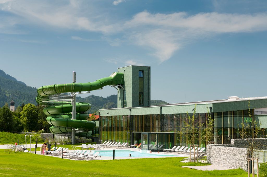 Der Alpenbob - Die Reifenrutsche in den Alpenthermen Ehrenberg ist 120 Meter lang.  - © TVB Naturparkregion Reutte