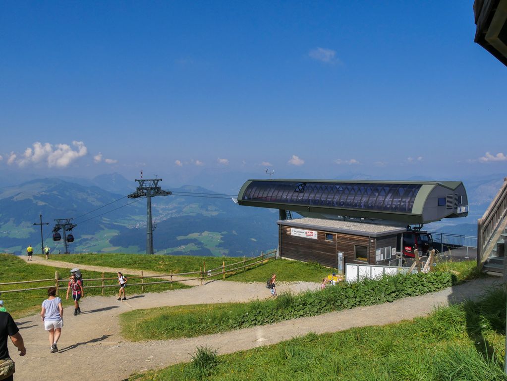 Salvenbahn II - Aber - wir wollten ja noch weiter nach Hopfgarten. Also die riesige Wanderung zur Salvenbahn in Angriff nehmen (ca. 100 Meter ;-) ) - © alpintreff.de / christian schön