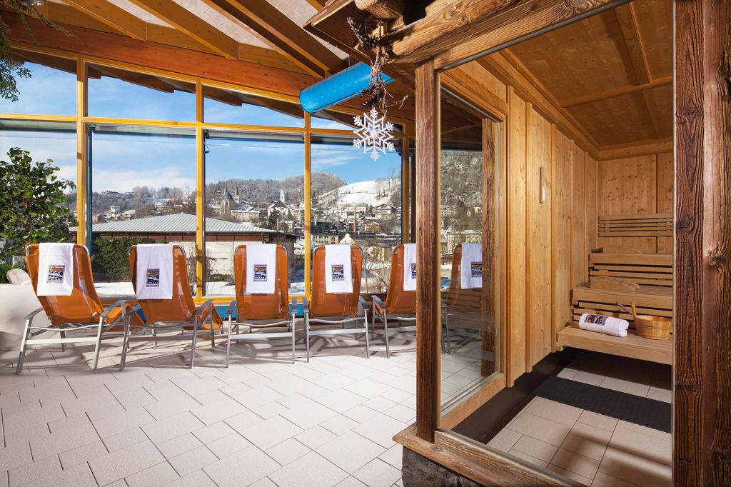 Watzmann Therme - Berchtesgaden - Die Aussicht aus dem Ruheraum im Saunabereich ist grandios. Es gibt verschiedene Themen-Saunen. - © Watzmann Therme