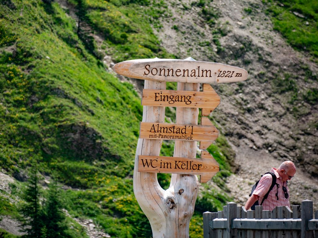 Schild Sonnenalm - Sonnenalm am Füssener Jöchle auf 1821 Metern Seehöhe. - © alpintreff.de / christian schön Schild Sonnenalm - Sonnenalm am Füssener Jöchle auf 1821 Metern Seehöhe. - © alpintreff.de / christian schön
