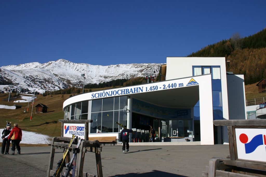 Schönjochbahn in Fiss - Die Fotos der Schönjochbahn stammen aus unserem Archiv und sind im Jahr der Eröffnung direkt am Saisonanfang aufgenommen. Hier die Talstation - © alpintreff.de / christian schön Schönjochbahn in Fiss - Die Fotos der Schönjochbahn stammen aus unserem Archiv und sind im Jahr der Eröffnung direkt am Saisonanfang aufgenommen. Hier die Talstation - © alpintreff.de / christian schön