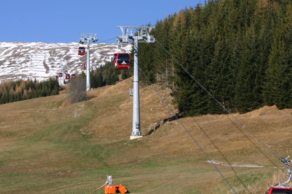 Schönjochbahn - an der Talstation - Die Talabfahrt nach Fiss war zu dem Zeitpunkt im Jahr 2004 noch nicht möglich. - © alpintreff.de / christian schön Schönjochbahn - an der Talstation - Die Talabfahrt nach Fiss war zu dem Zeitpunkt im Jahr 2004 noch nicht möglich. - © alpintreff.de / christian schön