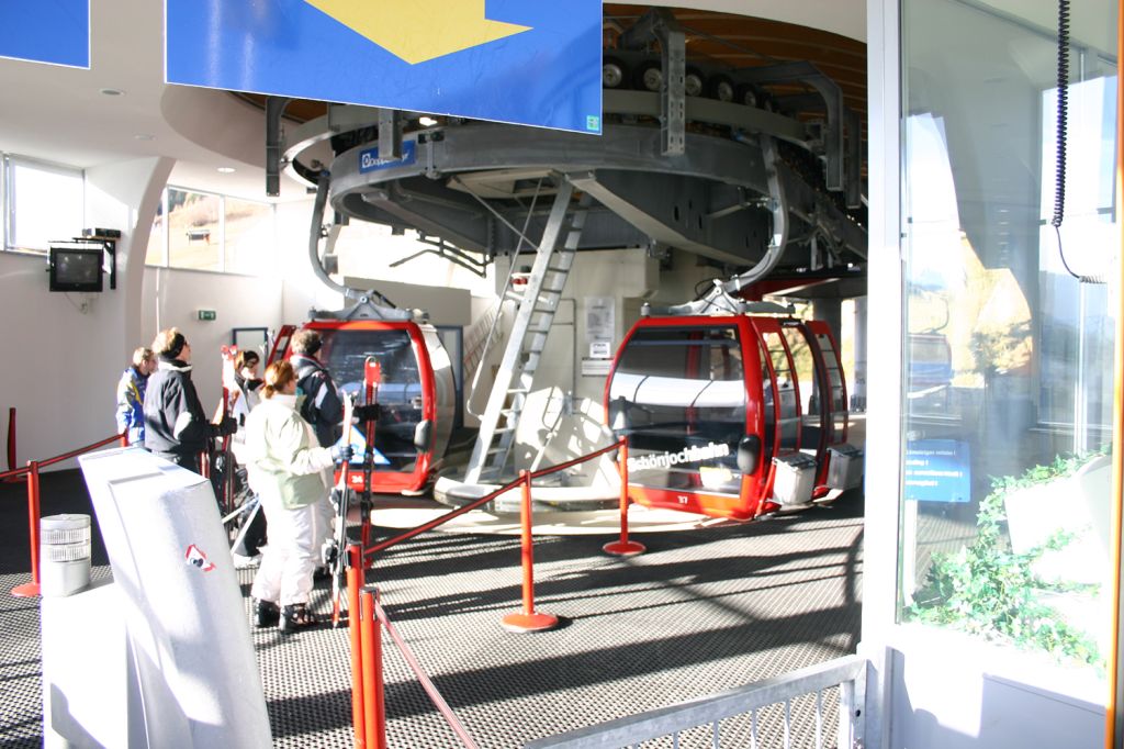 Schönjochbahn Fiss - Talstation - Talstation mit dem Gondelumlauf. - © alpintreff.de / christian schön Schönjochbahn Fiss - Talstation - Talstation mit dem Gondelumlauf. - © alpintreff.de / christian schön