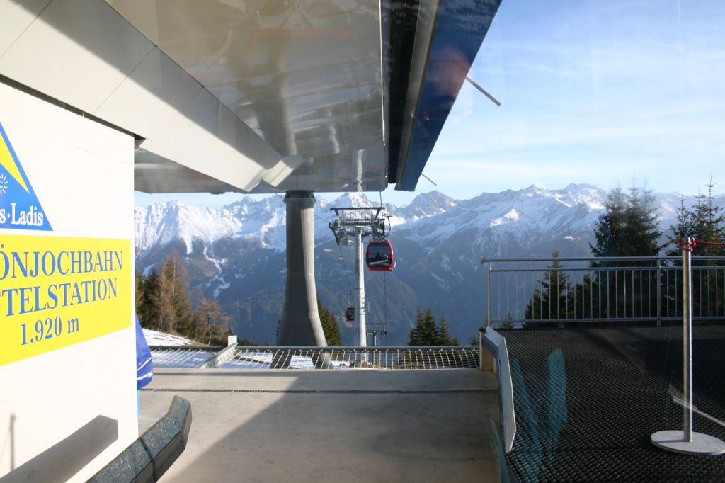 Mittelschation Schönjochbahn. - Die Schönjochbahn verfügt wie auch bereits die Vorgängeranlage über eine Mittelstation. In unserem Inhaltsbereich sind die beiden Sektionen als getrennte Bahnen gelistet. - © alpintreff.de / christian schön Mittelschation Schönjochbahn. - Die Schönjochbahn verfügt wie auch bereits die Vorgängeranlage über eine Mittelstation. In unserem Inhaltsbereich sind die beiden Sektionen als getrennte Bahnen gelistet. - © alpintreff.de / christian schön