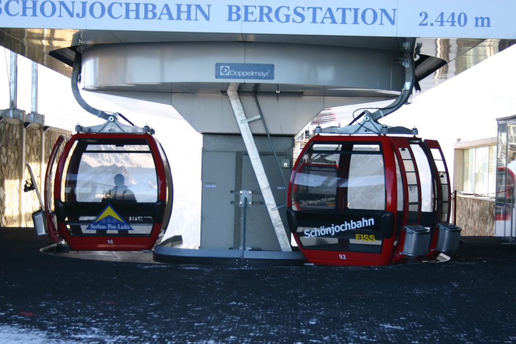 Gondeln Schönjochbahn in der Bergstation - Hier die Gondeln der Schönjochbahn beim Umlauf in der recht minimalistischen Bergstation. - © alpintreff.de / christian schön Gondeln Schönjochbahn in der Bergstation - Hier die Gondeln der Schönjochbahn beim Umlauf in der recht minimalistischen Bergstation. - © alpintreff.de / christian schön