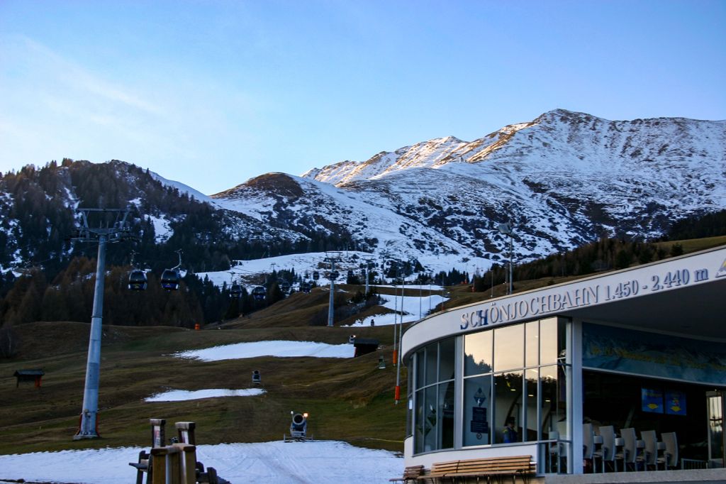 Schönjochbahn & Möseralmbahn in Fiss - Zum Abschluss noch ein Panorama mit der Talstation der Schönjochbahn und der Möseralmbahn. - © alpintreff.de / christian schön Schönjochbahn & Möseralmbahn in Fiss - Zum Abschluss noch ein Panorama mit der Talstation der Schönjochbahn und der Möseralmbahn. - © alpintreff.de / christian schön