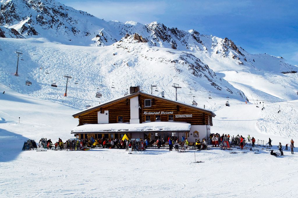 Restaurant Pizzeria Schwarzwand in Ischgl - Über die Höllkarbahn erreichbar ist das Restaurant Schwarzwand im Skigebiet Silvretta Arena Ischgl - Samnaun - © TVB Paznaun - Ischgl