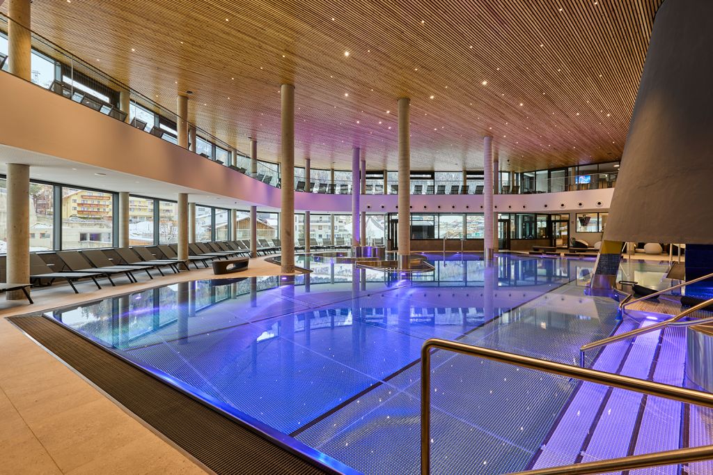 Erlebnisbad in der Silvretta Therme - Das Hauptbecken in der Silvretta Therme ist sicherlich das Erlebnisbad. Der Boden ist komplett mit LEDs beleuchtet. - © TVB Paznaun - Ischgl