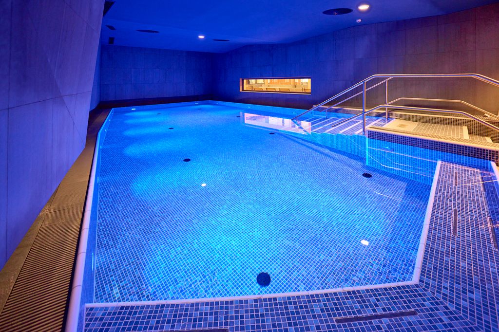Solegrotte in der Silvretta Therme - Solebecken sind anerkannte Heilbäder zum Beispiel bei Erkrankung der Atemwege. Das Solebecken in der Silvretta Therme hat eine Temperatur von 34 Grad. Es ist der wärmste Wasserbereich der Therme. - © TVB Paznaun - Ischgl Solegrotte in der Silvretta Therme - Solebecken sind anerkannte Heilbäder zum Beispiel bei Erkrankung der Atemwege. Das Solebecken in der Silvretta Therme hat eine Temperatur von 34 Grad. Es ist der wärmste Wasserbereich der Therme. - © TVB Paznaun - Ischgl
