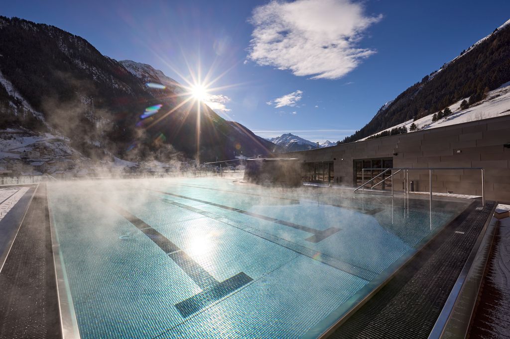 Außenbecken - Silvretta Therme Ischgl - Kein Bock auf Drinnen? Die Silvretta Therme verfügt über zwei Außenbecken. Das hier ist das Sport-Außenbecken auf dem Dach der Therme. In der unteren Etage gibt es ein weiteres Außenbecken, das mit dem Erlebnisbecken direkt verbunden ist. - © TVB Paznaun - Ischgl