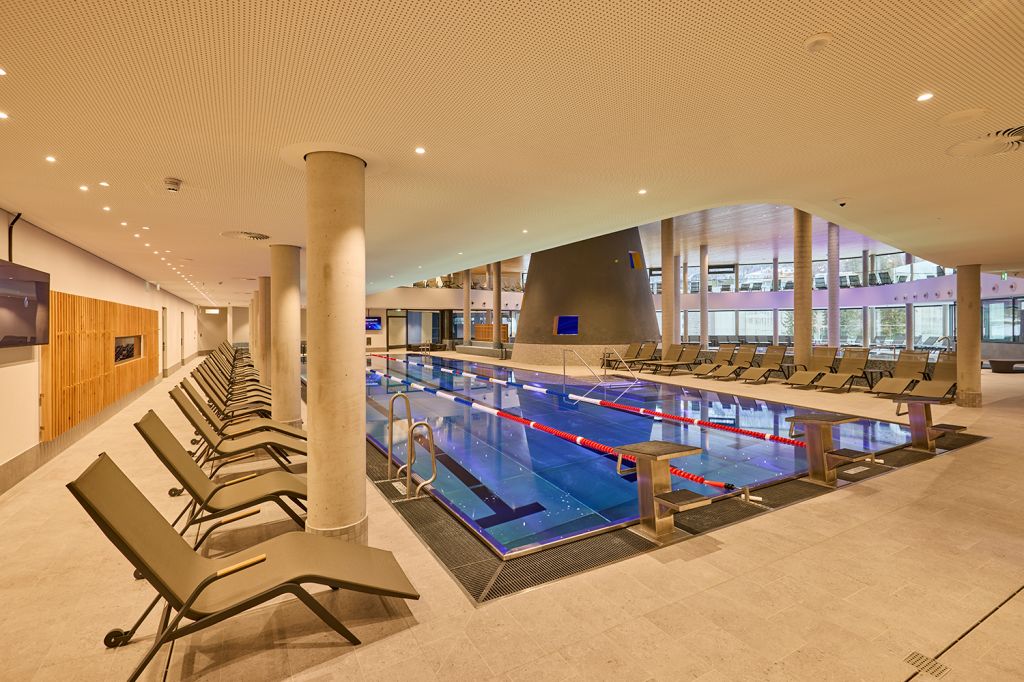 Sportbecken 25m - Silvretta Therme Ischgl - Zu guter Letzt verfügt die Silvretta Therme aber auch noch über ein vollwertiges Sportbecken der üblichen Länge von 25 Metern, wie man es in vielen Hallenbädern findet. Hier gibt es natürlich keine 33 Grad wie in den anderen Bereichen, sondern lediglich 27 Grad. - © TVB Paznaun - Ischgl Sportbecken 25m - Silvretta Therme Ischgl - Zu guter Letzt verfügt die Silvretta Therme aber auch noch über ein vollwertiges Sportbecken der üblichen Länge von 25 Metern, wie man es in vielen Hallenbädern findet. Hier gibt es natürlich keine 33 Grad wie in den anderen Bereichen, sondern lediglich 27 Grad. - © TVB Paznaun - Ischgl