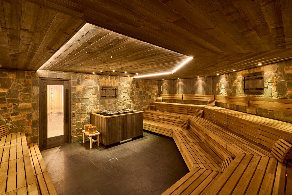 Zollhüttensauna - Silvretta Therme Ischgl - Insgesamt fünf verschiedene Saunas gibt es in der neuen Silvretta Therme. Hier ein Bild der besonders urigen Zollhüttensauna, die auch gleichzeitig mit 90° C die heißeste Anlage in der Therme ist. Direkt im Namen findet man einen Seitenhieb auf eine der ältesten Traditionen im Paznaun: Das Schmuggeln. 

Ähnliches Ambiente gibts in der Bergkräutersauna - allerdings hier mit anderen Aromen und einer Temperatur von 70 Grad.

Die Luftfeuchtigkeit bei beiden Saunen liegt zwischen 10 und 20 %. - © TVB Paznaun - Ischgl