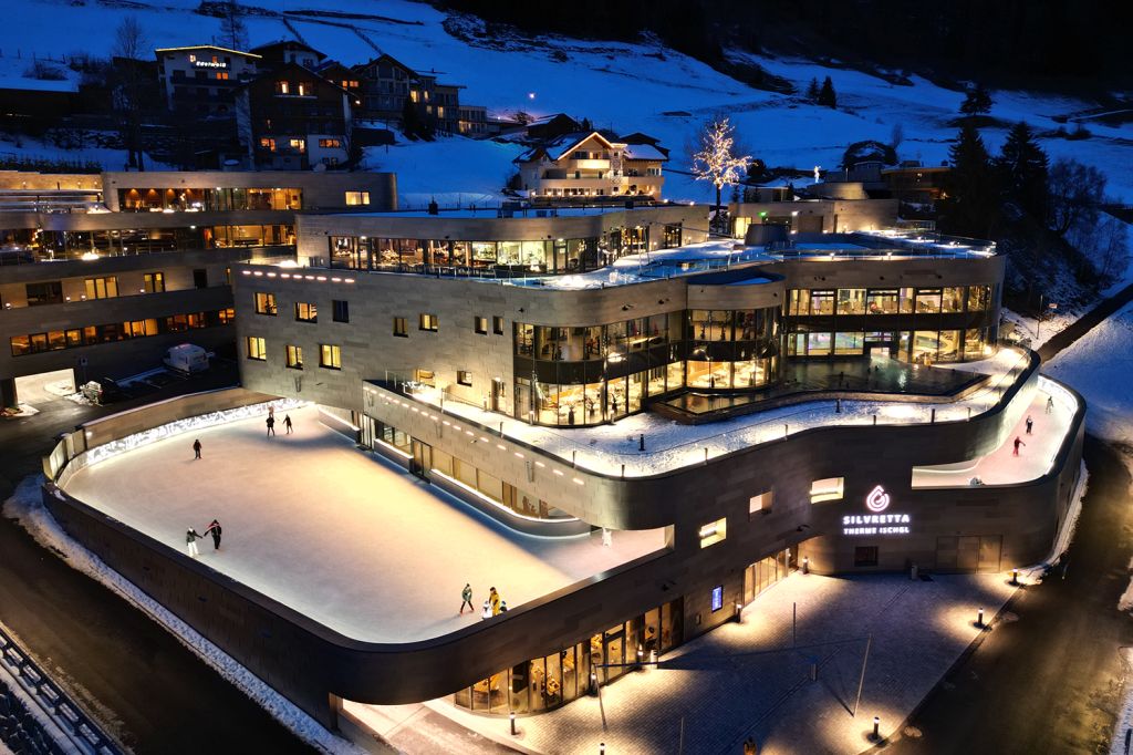 Eislaufplatz und Eislaufbahn - Silvretta Therme Ischgl - Seit dem 21. Dezember 2022 ist nun auch der Eislaufplatz sowie die Eislaufbahn rund um die Silvretta Therme in Ischgl eröffnet. Total cool. - © Silvrettaseilbahn AG