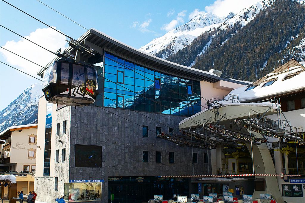 Silvrettabahn in Ischgl - Die Silvrettabahn ist die Hauptzubringerbahn in Ischgl und im Sommer und im Winter in Betrieb. Die Talstation liegt mitten im Ortskern. - © TVB Paznaun - Ischgl