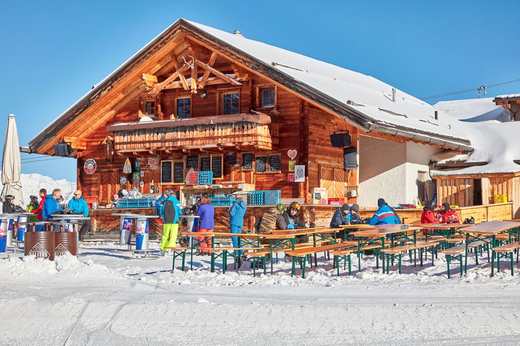 Skihütte Paznauner Taja - Ischgl - Apres Ski - Bock auf urig - party - hüttengaudi? Dann seid ihr bei der Paznauner Taja komplett richtig. - © TVB Paznaun - Ischgl