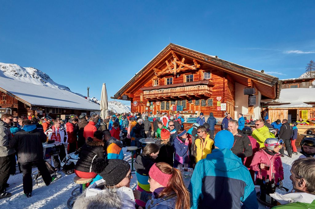 Skihütte Paznauner Taja - Ischgl - Apres Ski - Nachmittags sieht es dann eher so … - © TVB Paznaun - Ischgl