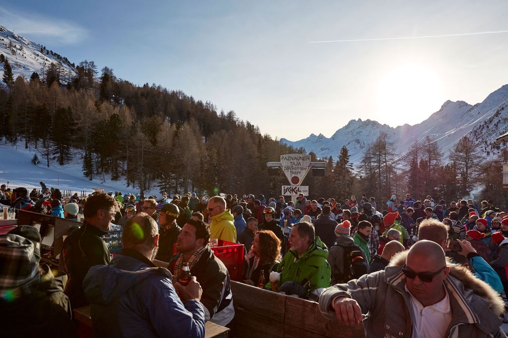 Skihütte Paznauner Taja - Ischgl - Apres Ski - oder in die andere Richtung auch so aus. - © TVB Paznaun - Ischgl Skihütte Paznauner Taja - Ischgl - Apres Ski - oder in die andere Richtung auch so aus. - © TVB Paznaun - Ischgl