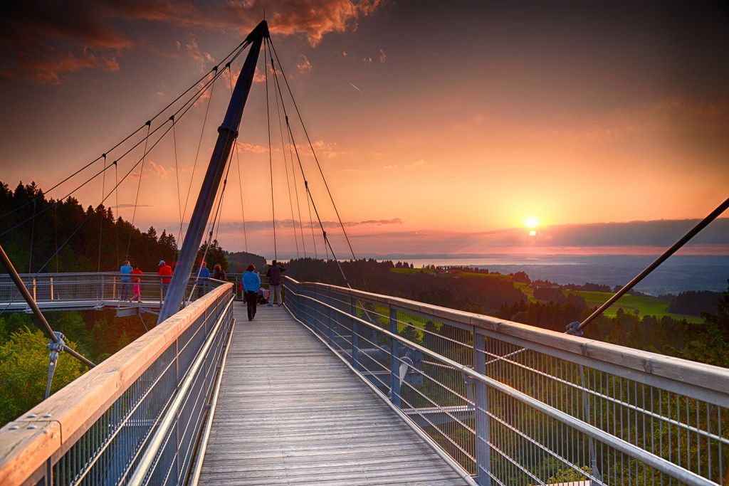 skywalk allgäu - Den Sonnenuntergang hoch oben in den Baumwipfeln genießen... - © skywalk allgäu gemeinnützige GmbH skywalk allgäu - Den Sonnenuntergang hoch oben in den Baumwipfeln genießen... - © skywalk allgäu gemeinnützige GmbH