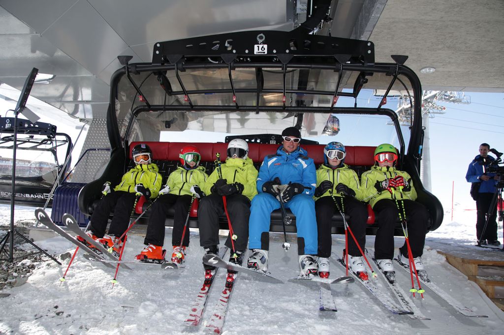 Sonnenbahn - B5 - Ischgl - Der Bügel schließt durch einen zum Bauzeitpunkt noch flammneuen Mechanismus automatisch. - © TVB Paznaun - Ischgl Sonnenbahn - B5 - Ischgl - Der Bügel schließt durch einen zum Bauzeitpunkt noch flammneuen Mechanismus automatisch. - © TVB Paznaun - Ischgl