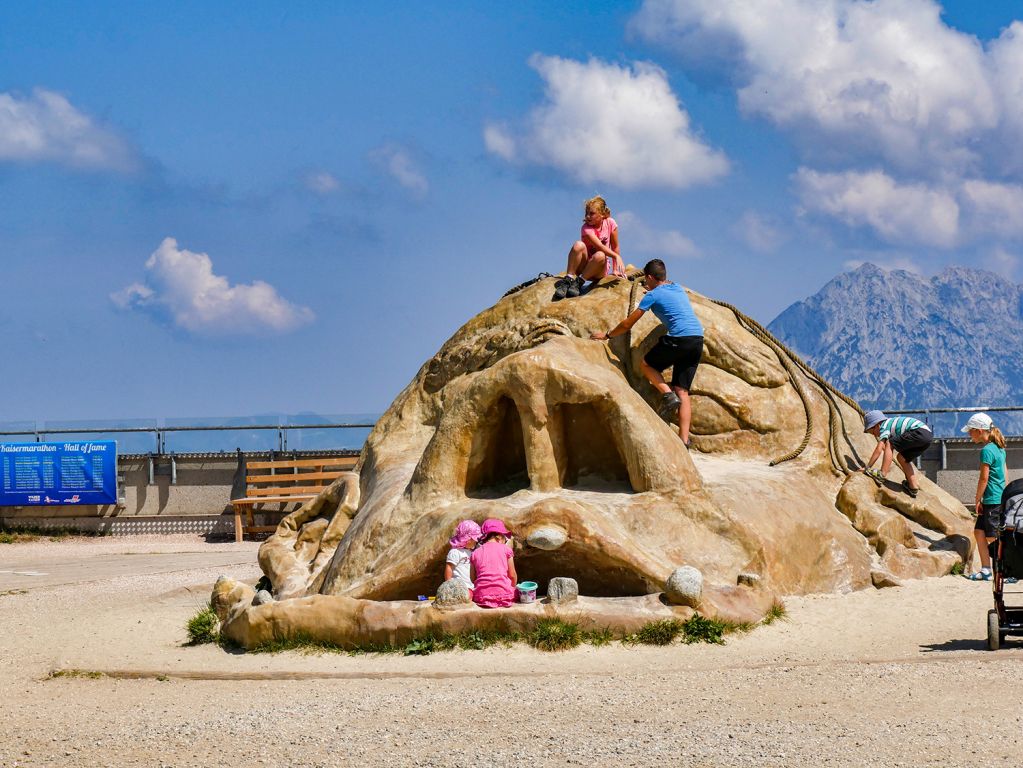 Kinderspielplatz Hohe Salve - Etwas gruselig finden wir den Kinderspielplatz auf der Hohen Salve. Die Kinder wirds aber wahrscheinlich nicht kümmern. - © alpintreff.de / christian schön