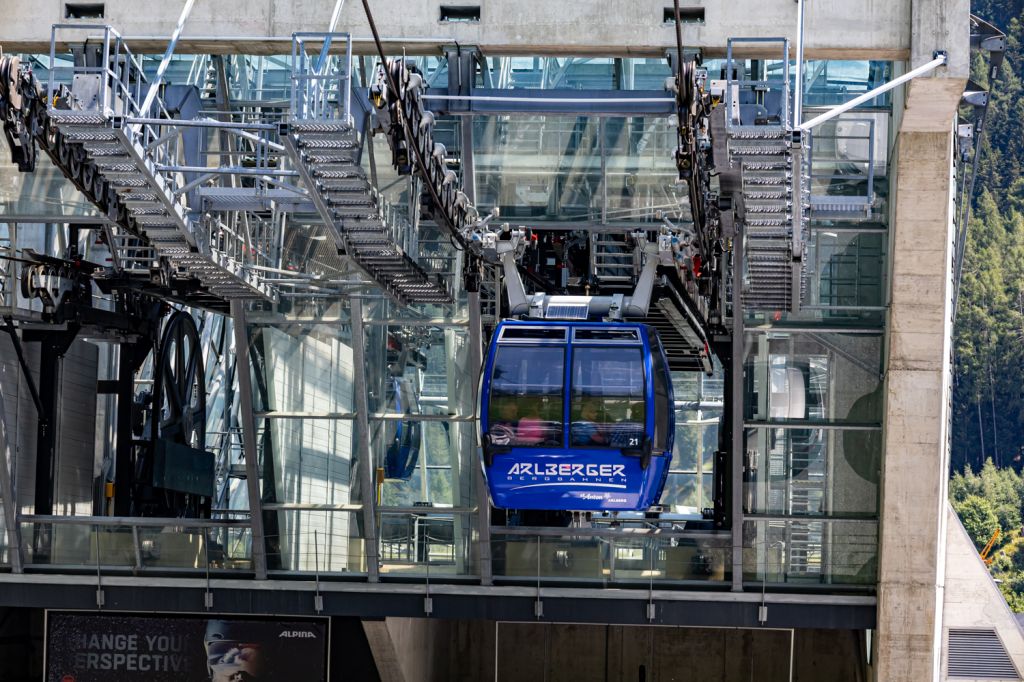 Funitel Galzigbahn - St. Anton am Arlberg - Bergbahn-Bilder - In der Talstation wird man - weltweit einzigartig - zunächst über zwei Riesenräder von der Einstiegsebene auf die Fahrebene hinaubefördert. Das ist ein nettes Erlebnis.  - © alpintreff.de - Christian Schön