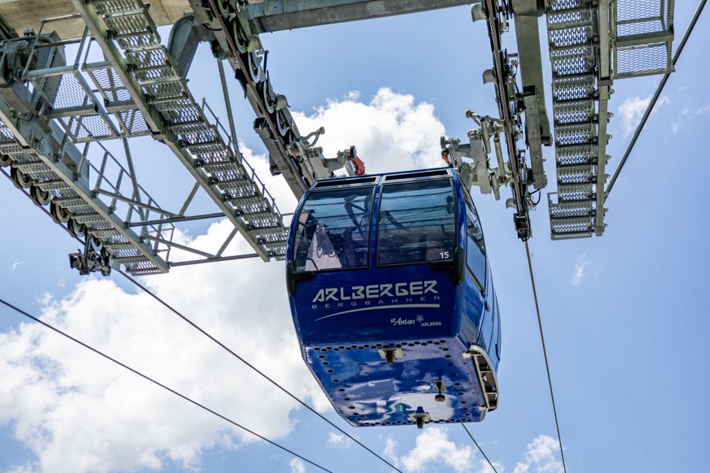 Funitel Galzigbahn - St. Anton am Arlberg - Bergbahn-Bilder - Im Jahr 2006 wurde die alt-ehrwürdige Pendelbahn Galzig aus dem Ursprungsbaujahr 1937 durch die heutige Galzigbahn in Funitel-Bauweise ersetzt.
- © alpintreff.de - Christian Schön Funitel Galzigbahn - St. Anton am Arlberg - Bergbahn-Bilder - Im Jahr 2006 wurde die alt-ehrwürdige Pendelbahn Galzig aus dem Ursprungsbaujahr 1937 durch die heutige Galzigbahn in Funitel-Bauweise ersetzt.
- © alpintreff.de - Christian Schön