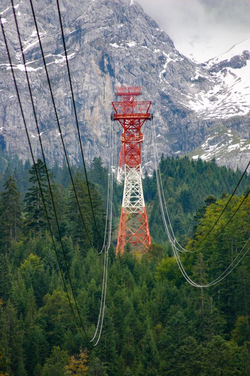 Zwei Stützen reichten aus - Zwei Stützen reichten damals bereits aus, um die Seilbahn zur Zugspitze zu bauen. Die erste war 65 Meter hoch, die zweite 85 Meter. Die Stützen waren damals für kurze Zeit die höchsten der Welt. - © alpintreff.de / christian schön Zwei Stützen reichten aus - Zwei Stützen reichten damals bereits aus, um die Seilbahn zur Zugspitze zu bauen. Die erste war 65 Meter hoch, die zweite 85 Meter. Die Stützen waren damals für kurze Zeit die höchsten der Welt. - © alpintreff.de / christian schön