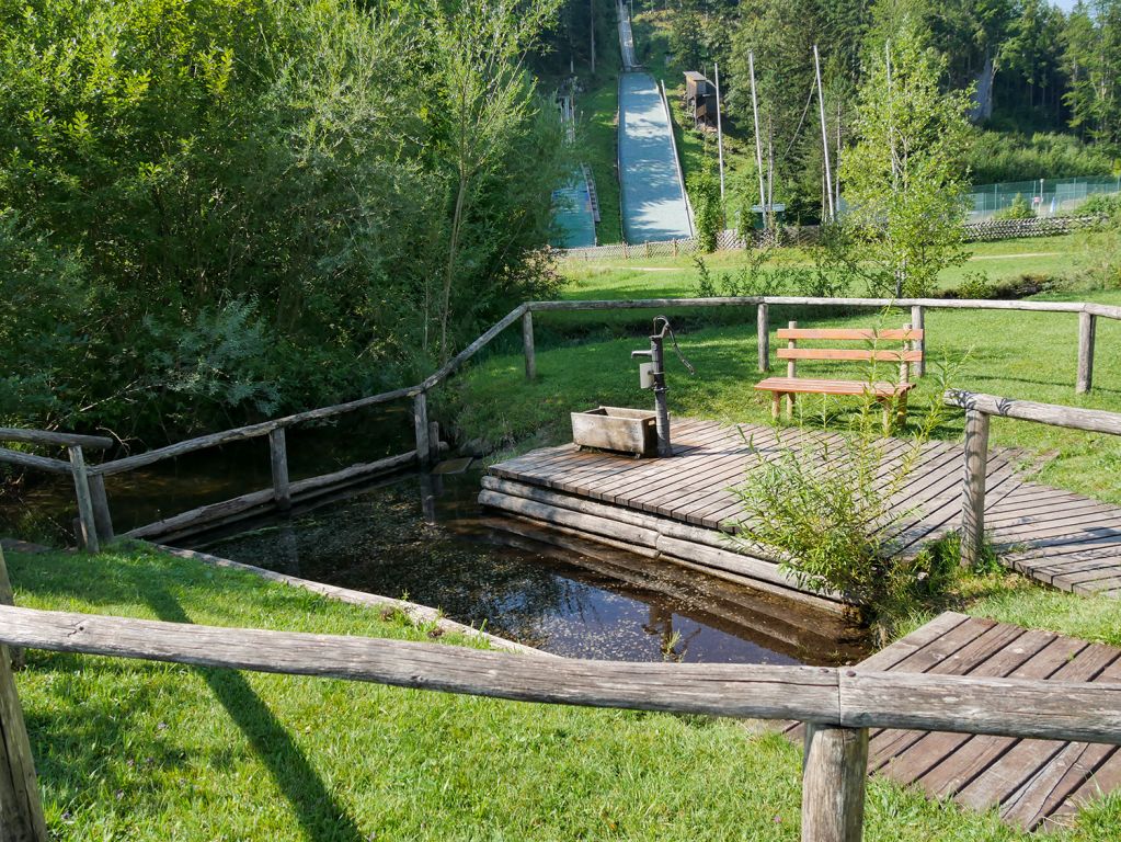 Tal der Sinne - Bad Faulenbach - Das Tal der Sinne zieht sich übrigens von Bad Faulenbach aus an Mitter- und Obersee vorbei bis zum Alatsee. Hier die Naturkneippanlage. - © alpintreff.de / christian Schön Tal der Sinne - Bad Faulenbach - Das Tal der Sinne zieht sich übrigens von Bad Faulenbach aus an Mitter- und Obersee vorbei bis zum Alatsee. Hier die Naturkneippanlage. - © alpintreff.de / christian Schön